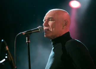 Кому нужны поп-звезды с военными песнями: маскарад или трепетное отношение