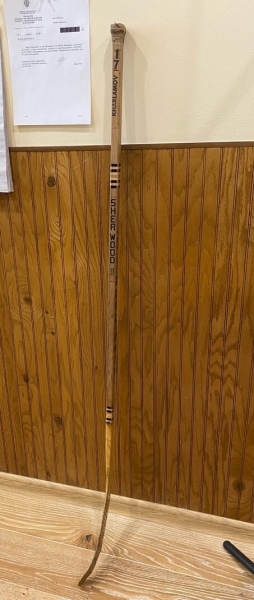 Сын Харламова подарил клюшку отца главреду &laquo;Новой газеты&raquo;. Ее продадут на аукционе, а деньги пойдут на помощь детям