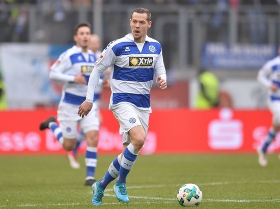 Родился в России, в калмыцкой Яшалте, вырос в Германии, играет в футбол в Южной Корее