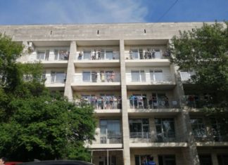 Для медиков, спасающих омичей от коронавируса, устроили концерт под открытым небом