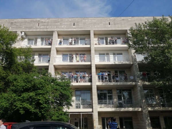 Для медиков, спасающих омичей от коронавируса, устроили концерт под открытым небом 