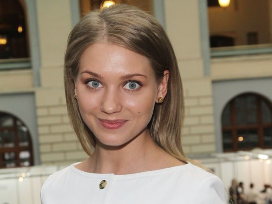 Асмус опубликовала фото с усами: "лень бриться"