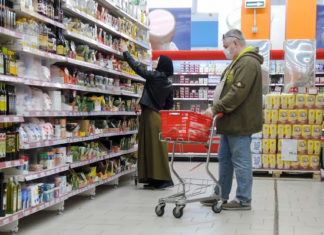 Россияне нищают: стали проедать аж половину своего бюджета