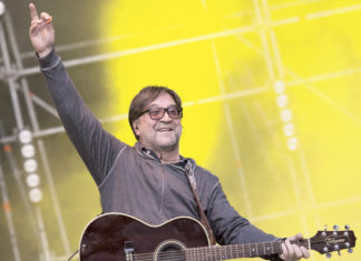 Танцуй и плачь: названы главные музыкальные хиты апреля