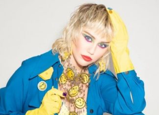 Майли Сайрус снялась в коже и резиновых перчатках