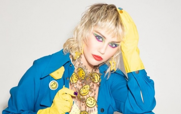 Майли Сайрус снялась в коже и резиновых перчатках