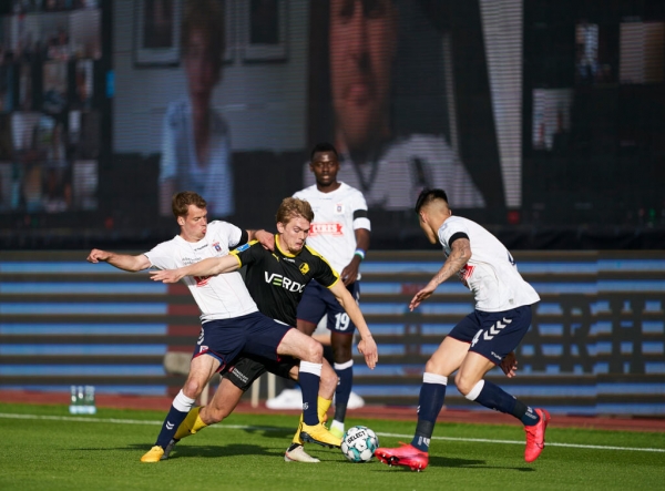 Тысячи Zoom-зрителей в Дании &ndash; лучший перфоманс рестарта. &laquo;Орхус&raquo; подружился с сервисом, воссоздал трибуны и аккуратно добавил офлайн