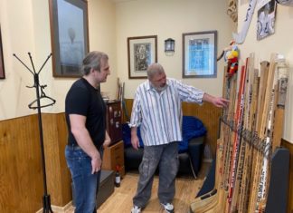 Сын Харламова подарил клюшку отца главреду «Новой газеты». Ее продадут на аукционе, а деньги пойдут на помощь детям