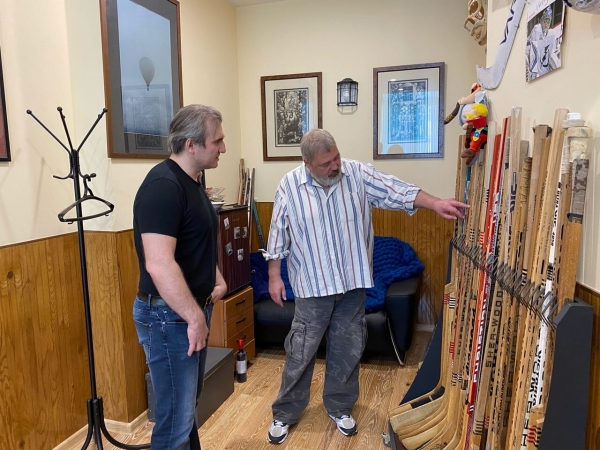 Сын Харламова подарил клюшку отца главреду &laquo;Новой газеты&raquo;. Ее продадут на аукционе, а деньги пойдут на помощь детям