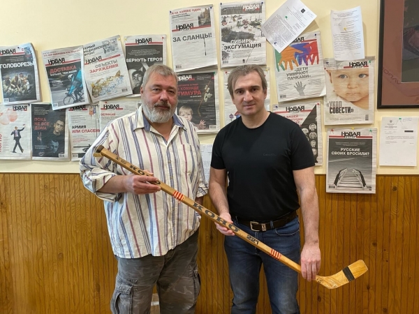 Сын Харламова подарил клюшку отца главреду &laquo;Новой газеты&raquo;. Ее продадут на аукционе, а деньги пойдут на помощь детям