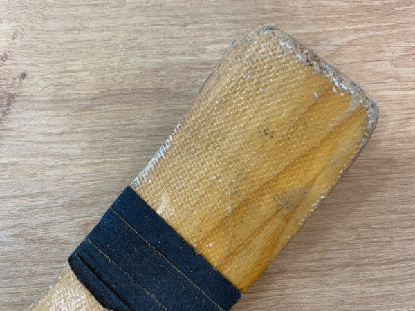 Сын Харламова подарил клюшку отца главреду &laquo;Новой газеты&raquo;. Ее продадут на аукционе, а деньги пойдут на помощь детям