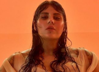 Солистка группы KAZKA снялась обнаженной в ванной