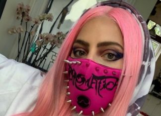 Леди Гага в шипастой маске снялась за рулем грузовика