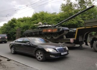 Колонна военной техники прошла по центру Новосибирска