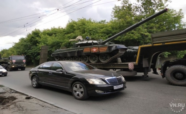 Колонна военной техники прошла по центру Новосибирска