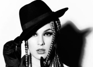 Певица MARUV снялась в кожаной портупее