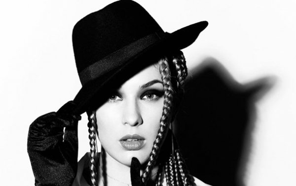 Певица MARUV снялась в кожаной портупее