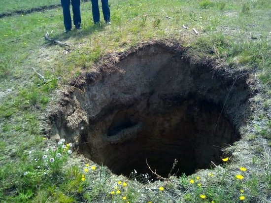 В Забайкалье обнаружили в земле огромные дыры неизвестного происхождения