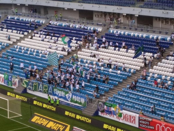 Я сходил на первый матч РПЛ, хотя в городе самоизоляция. Главное: маски почти не снимают, дистанцию не соблюдают только фанаты