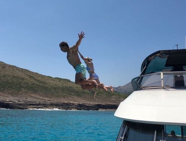 Надаль обожает море как ребенок и потратил на лодки 10 млн евро. Недавно взял яхту с бассейном и гаражом