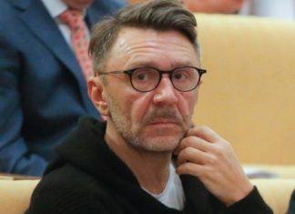 Шнуров ответил «тете Лере» Валерии насчет «переобувания»