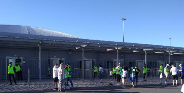 Я сходил на первый матч РПЛ, хотя в городе самоизоляция. Главное: маски почти не снимают, дистанцию не соблюдают только фанаты