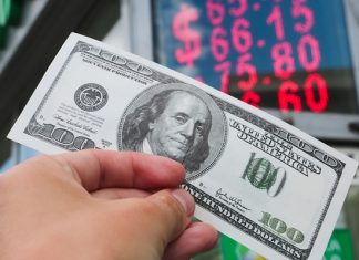 Россияне стали возвращать валюту в банки