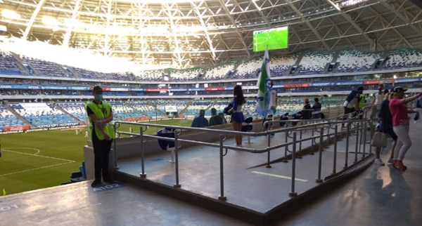 Я сходил на первый матч РПЛ, хотя в городе самоизоляция. Главное: маски почти не снимают, дистанцию не соблюдают только фанаты