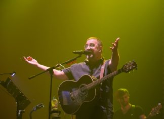 ДДТ показали страну в крови, «Ногу Свело!» призывают дышать