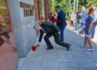 Губернатор в День России возложил цветы к памятнику Героям и полным кавалерам ордена Славы