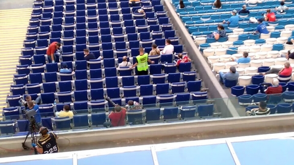 Я сходил на первый матч РПЛ, хотя в городе самоизоляция. Главное: маски почти не снимают, дистанцию не соблюдают только фанаты