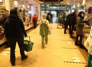 Сердобольные покупатели одолжили маску мужчине, желающему водки