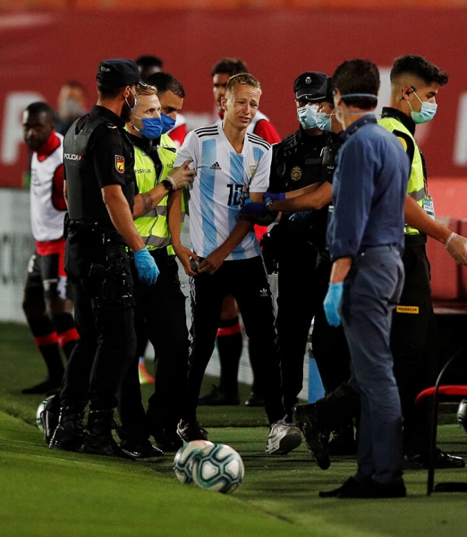 17-летний фанат, выбежавший к Месси, подставил семью: у мамы нет 2000 евро на штраф, она умоляет Ла Лигу о прощении