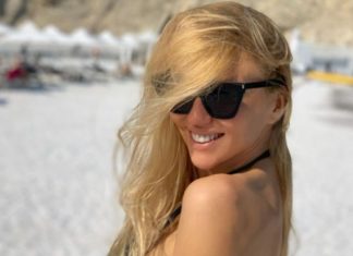 Оля Полякова снялась в бикини на яхте