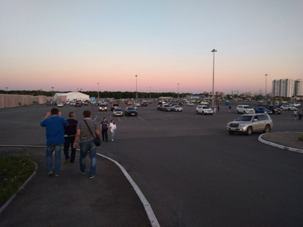 Я сходил на первый матч РПЛ, хотя в городе самоизоляция. Главное: маски почти не снимают, дистанцию не соблюдают только фанаты