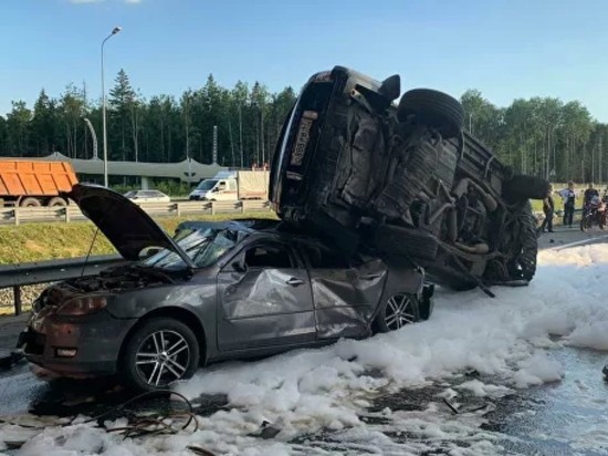 В массовом ДТП в Петербурге погиб человек, семеро пострадали