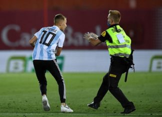 17-летний фанат, выбежавший к Месси, подставил семью: у мамы нет 2000 евро на штраф, она умоляет Ла Лигу о прощении