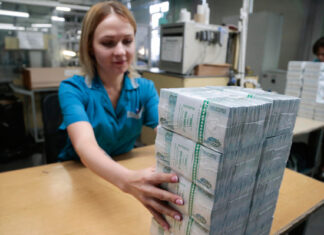 Девальвация рубля приносит триллионы: эксперты назвали опасный инструмент наполнения ФНБ