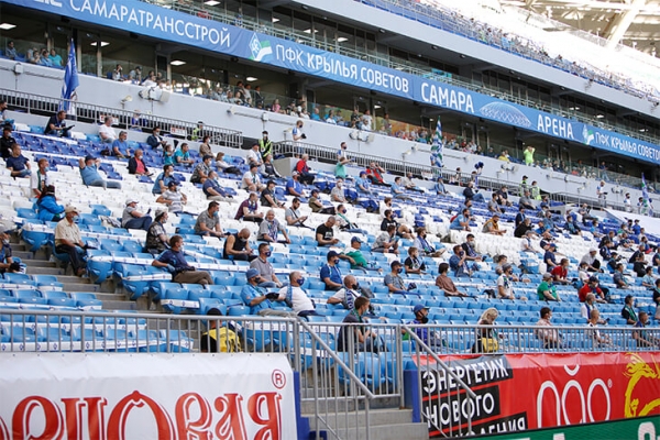 Я сходил на первый матч РПЛ, хотя в городе самоизоляция. Главное: маски почти не снимают, дистанцию не соблюдают только фанаты