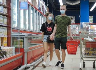 Пандемия заставила россиян экономить на еде: от чего пришлось отказаться