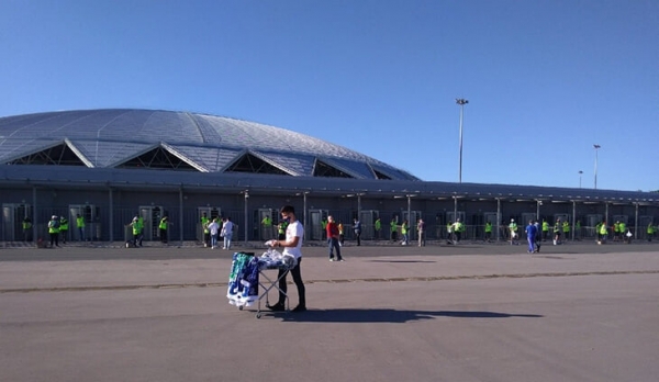 Я сходил на первый матч РПЛ, хотя в городе самоизоляция. Главное: маски почти не снимают, дистанцию не соблюдают только фанаты