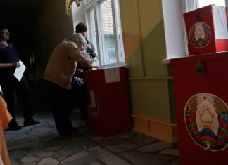 Онлайн-видео из белорусского избиркома породило выборный скандал