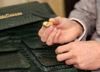 Конор Макгрегор стал обладателем рюкзака из кожи крокодила, выращенного в невесомости