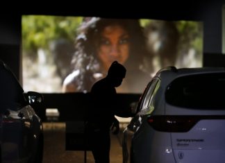 Новые правила московских автокинотеатров: зрителей пересаживают в чужие машины