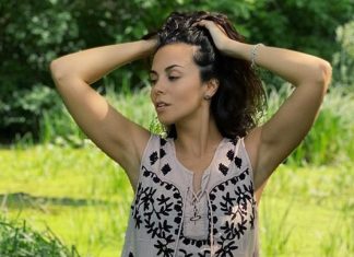 Каменских в мини-платье позировала у болота