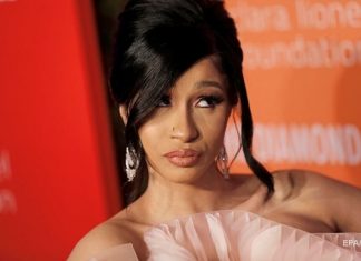 Cardi B прорекламировала леопардовое бикини у бассейна