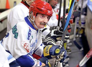 Старейшему хоккеисту в мире – 98 лет: он до сих пор играет, встает в 6 утра и не боится травм