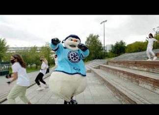 Злой снеговик тверкал с красотками на Михайловской набережной