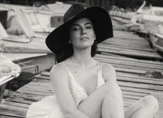 Даша Астафьева снялась в мокрой майке без бюстгальтера