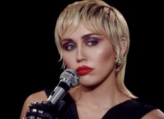 Майли Сайрус показала архивное пикантное видео